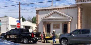 Autoridades del Condado de Maverick recuperaron cajas con documentos oficiales durante un operativo en Eagle Pass, Texas.