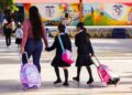 Reconsideran adelanto de vacaciones tras críticas al recorte escolar.
