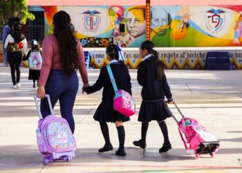 Reconsideran adelanto de vacaciones tras críticas al recorte escolar.