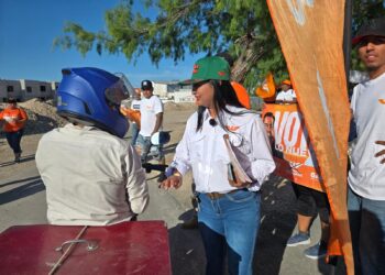 Gaby López visitó la colonia Loma Bonita como parte de sus recorridos de campaña. 