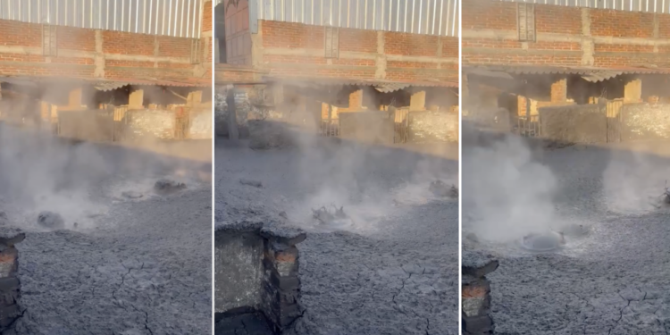 Elementos de Protección Civil mantienen acordonada la zona donde surgió el fenómeno geotérmico en El Salitre, Michoacán.