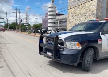 Catean local en plaza comercial de Piedras Negras. 