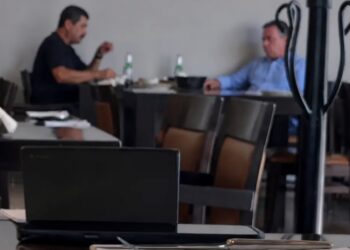 La reunión entre Enrique Inzunza y Javier Corral fue captada en un restaurante del Country Club de Culiacán.