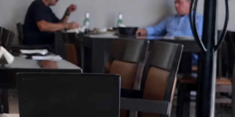 La reunión entre Enrique Inzunza y Javier Corral fue captada en un restaurante del Country Club de Culiacán.