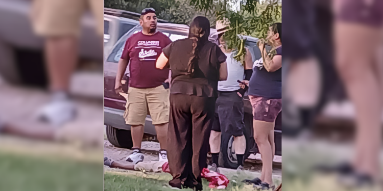 El menor fue auxiliado por vecinos y familiares tras ser golpeado por una llanta que salió desprendida de un vehículo en movimiento.