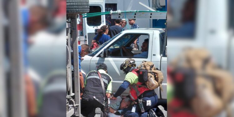 Doctor Tipa Mota resulta lesionado junto a su nieta en volcadura de ambulancia. 