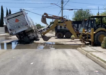 Máquina del nuevo tren de pavimentación abre socavón; Municipio admite que equipo no es nuevo.