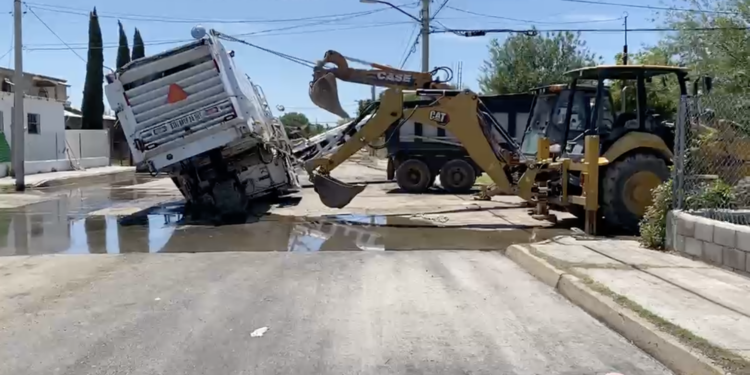 Máquina del nuevo tren de pavimentación abre socavón; Municipio admite que equipo no es nuevo.