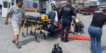 El motociclista quedó internado en el Hospital General de Zona No. 11 del IMSS tras sufrir lesiones de consideración en el accidente ocurrido sobre el bulevar Eliseo Mendoza Berrueto.