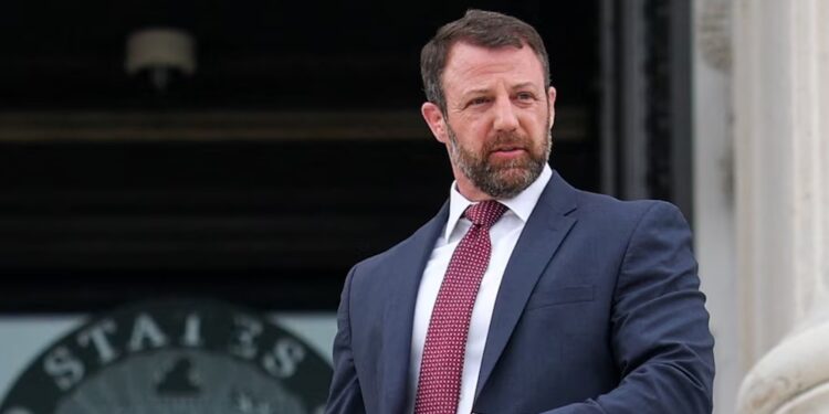 Markwayne Mullin arribó este jueves a Palacio Nacional acompañado de un convoy de seguridad para reunirse con la presidenta.