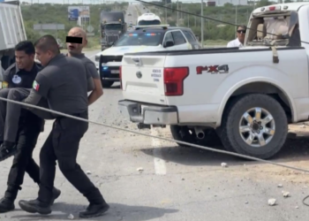 El presunto responsable del ataque con navaja registrado durante un after en la colonia Central era trasladado por autoridades cuando la camioneta sufrió un percance la tarde de este viernes.