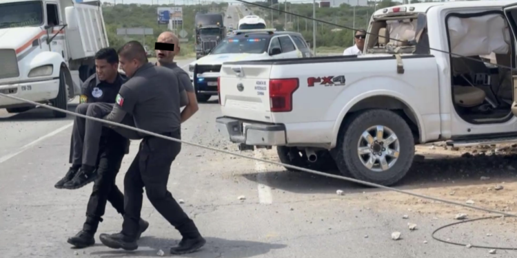 El presunto responsable del ataque con navaja registrado durante un after en la colonia Central era trasladado por autoridades cuando la camioneta sufrió un percance la tarde de este viernes.