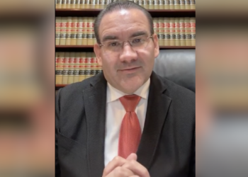 Suspendido y en campaña: Ramsey English convierte redes sociales en tribuna contra sus adversarios. 