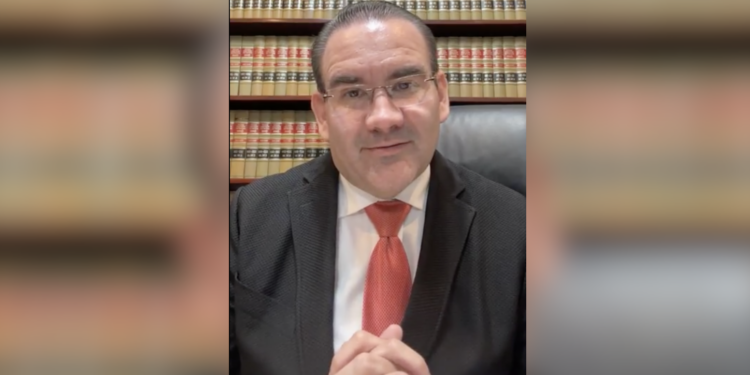Suspendido y en campaña: Ramsey English convierte redes sociales en tribuna contra sus adversarios. 