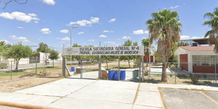 Paramédicos de Cruz Roja atendieron al adolescente lesionado en la secundaria del Ejido.