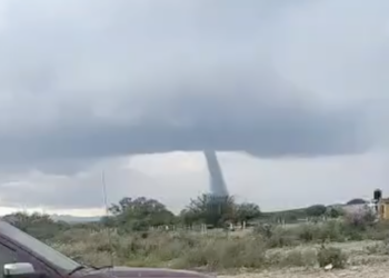 Habitantes del ejido Santa Eulalia captaron en video la formación del fenómeno este martes en la región norte de Coahuila.