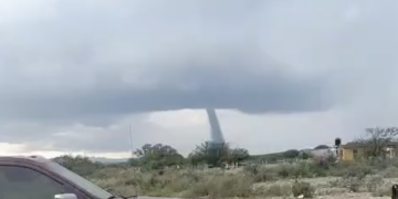 Habitantes del ejido Santa Eulalia captaron en video la formación del fenómeno este martes en la región norte de Coahuila.