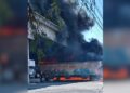 La explosión de la pipa tras el impacto con el tren generó un incendio visible a gran distancia y provocó el cierre total de la vialidad.