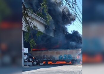 La explosión de la pipa tras el impacto con el tren generó un incendio visible a gran distancia y provocó el cierre total de la vialidad.