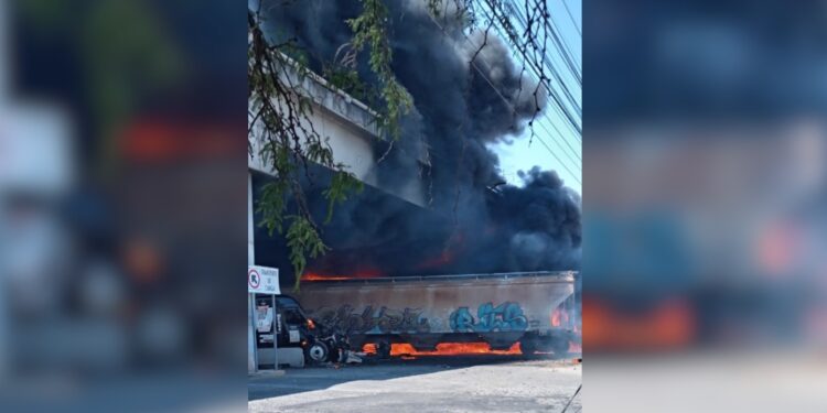 La explosión de la pipa tras el impacto con el tren generó un incendio visible a gran distancia y provocó el cierre total de la vialidad.