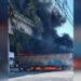 La explosión de la pipa tras el impacto con el tren generó un incendio visible a gran distancia y provocó el cierre total de la vialidad.
