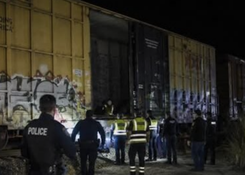 Investigan la muerte de migrantes hallados en un vagón de tren de carga en Laredo, Texas.