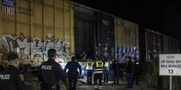 Investigan la muerte de migrantes hallados en un vagón de tren de carga en Laredo, Texas.
