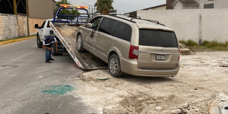 Mareo provoca volcadura; conductora resulta con lesiones menores en la colonia Tecnológico.