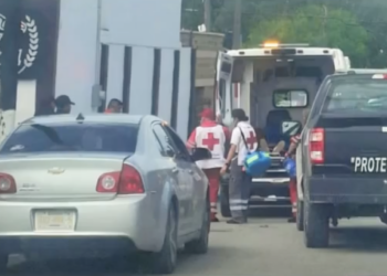 Paramédicos trasladaron de emergencia al estudiante lesionado.