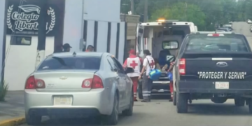 Paramédicos trasladaron de emergencia al estudiante lesionado.
