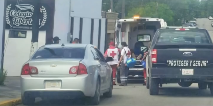Paramédicos trasladaron de emergencia al estudiante lesionado.