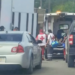 Paramédicos trasladaron de emergencia al estudiante lesionado.