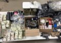 Drogas, armas de fuego y casi medio millón de dólares fueron asegurados durante un cateo realizado por autoridades del condado de Bexar, Texas.