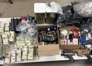 Drogas, armas de fuego y casi medio millón de dólares fueron asegurados durante un cateo realizado por autoridades del condado de Bexar, Texas.