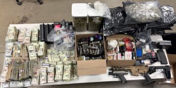 Drogas, armas de fuego y casi medio millón de dólares fueron asegurados durante un cateo realizado por autoridades del condado de Bexar, Texas.
