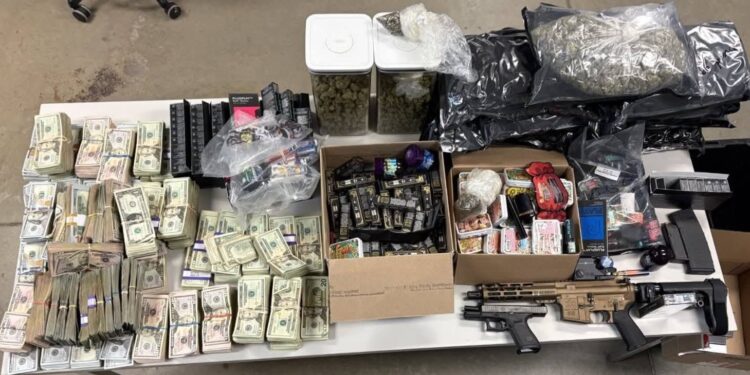 Drogas, armas de fuego y casi medio millón de dólares fueron asegurados durante un cateo realizado por autoridades del condado de Bexar, Texas.