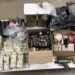 Drogas, armas de fuego y casi medio millón de dólares fueron asegurados durante un cateo realizado por autoridades del condado de Bexar, Texas.