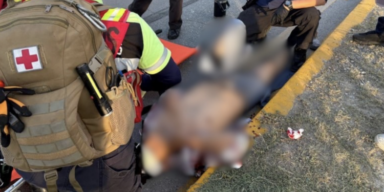 El ciclista fue trasladado al Hospital General Dr. Salvador Chavarría tras el accidente ocurrido sobre el bulevar República.