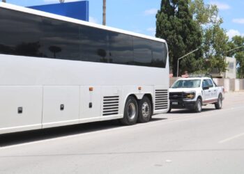 El armamento fue localizado durante una revisión a un autobús de pasajeros que ingresaba a México por el Puente Internacional Número 2 de Piedras Negras.