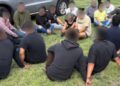 Descubren a 20 migrantes ocultos en tractocamión.