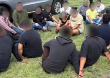 Descubren a 20 migrantes ocultos en tractocamión.