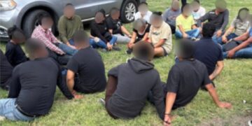 Descubren a 20 migrantes ocultos en tractocamión.