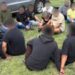 Descubren a 20 migrantes ocultos en tractocamión.