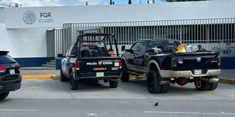 Las armas, cartuchos y la camioneta fueron asegurados por autoridades estatales y puestos a disposición de la autoridad federal.