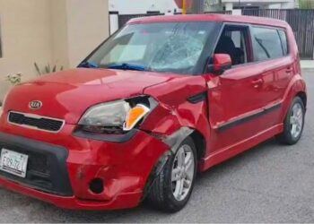 Cuerpos de auxilio atendieron el accidente registrado en el cruce de las calles Águilas y Fernando Montes de Oca, en la colonia Guillén.