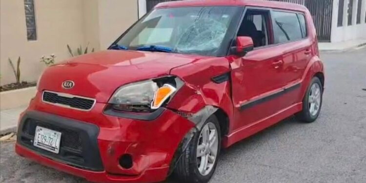 Cuerpos de auxilio atendieron el accidente registrado en el cruce de las calles Águilas y Fernando Montes de Oca, en la colonia Guillén.