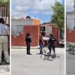 Padre e hijo resultaron lesionados tras ser impactados mientras circulaban en bicicleta en la colonia Acoros II.