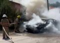 Bomberos sofocaron el incendio del vehículo y auxiliaron a la conductora lesionada; sus dos hijos menores resultaron ilesos.