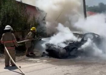 Bomberos sofocaron el incendio del vehículo y auxiliaron a la conductora lesionada; sus dos hijos menores resultaron ilesos.