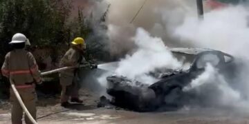 Bomberos sofocaron el incendio del vehículo y auxiliaron a la conductora lesionada; sus dos hijos menores resultaron ilesos.